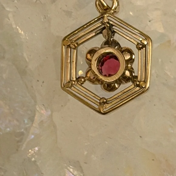 10K yellow gold Hexagon Pendant with floral center